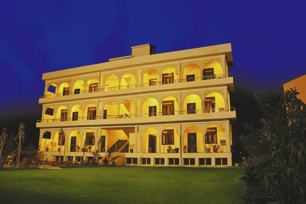 Hotel Ananta Palace - Luxury pool view